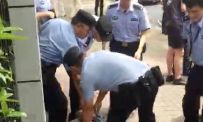 Σοκ: Άνδρας επιτέθηκε με μαχαίρι και σκότωσε δύο παιδιά σε δημοτικό σχολείο (εικόνες, βίντεο)